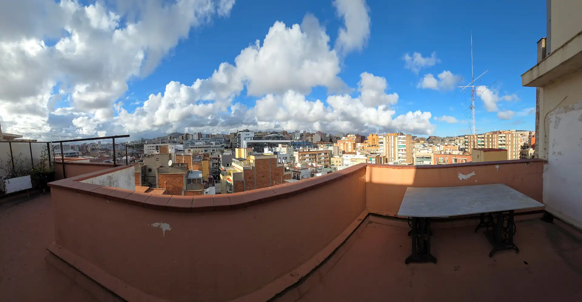 Vista exterior de Ático en venta en L'Hospitalet de Llobregat con Aire acondicionado y Terraza