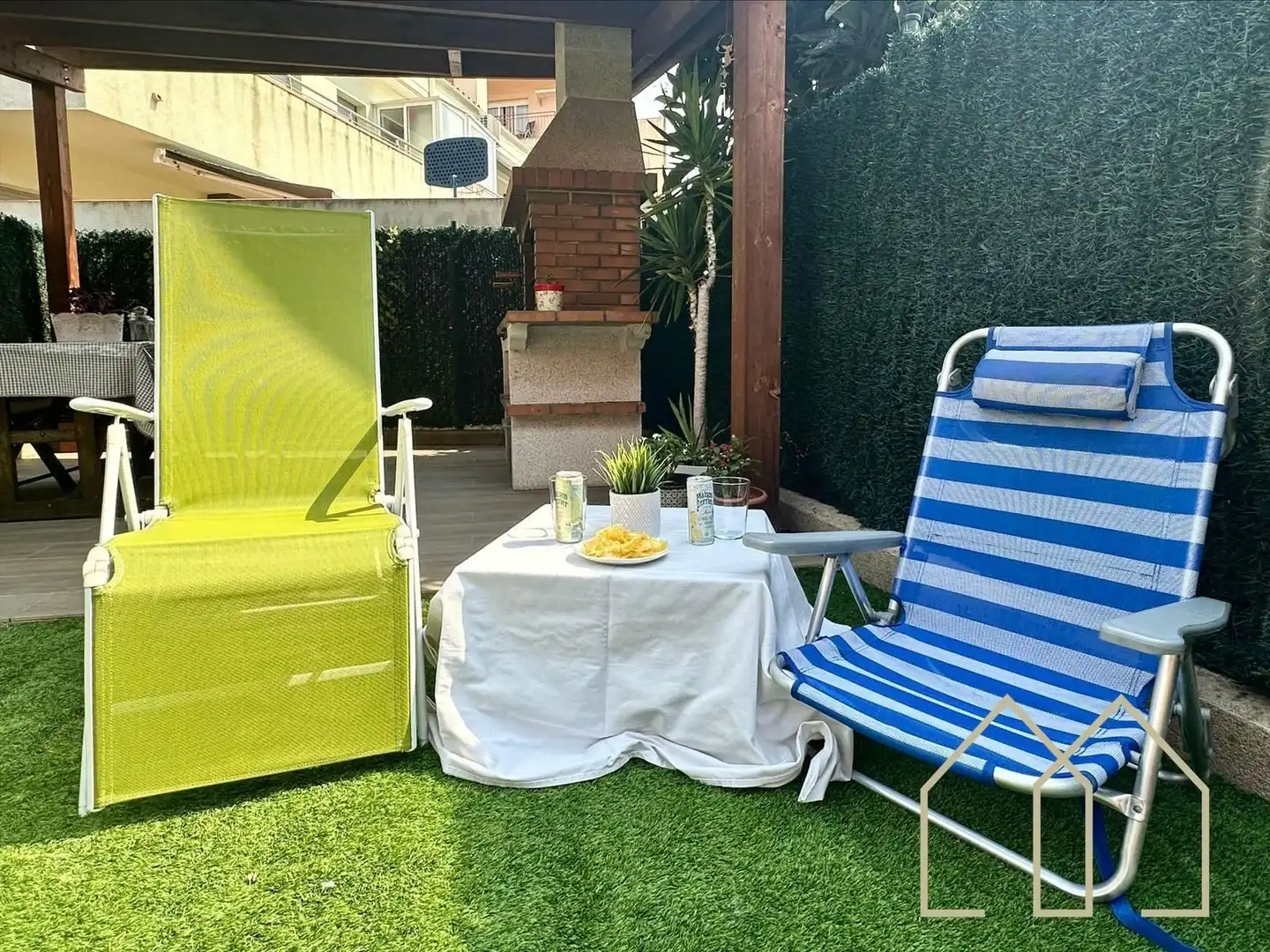 Terrasse von Einfamilien-Reihenhaus zum Verkauf in Caldes de Malavella mit Klimaanlage, Heizung und Privatgarten