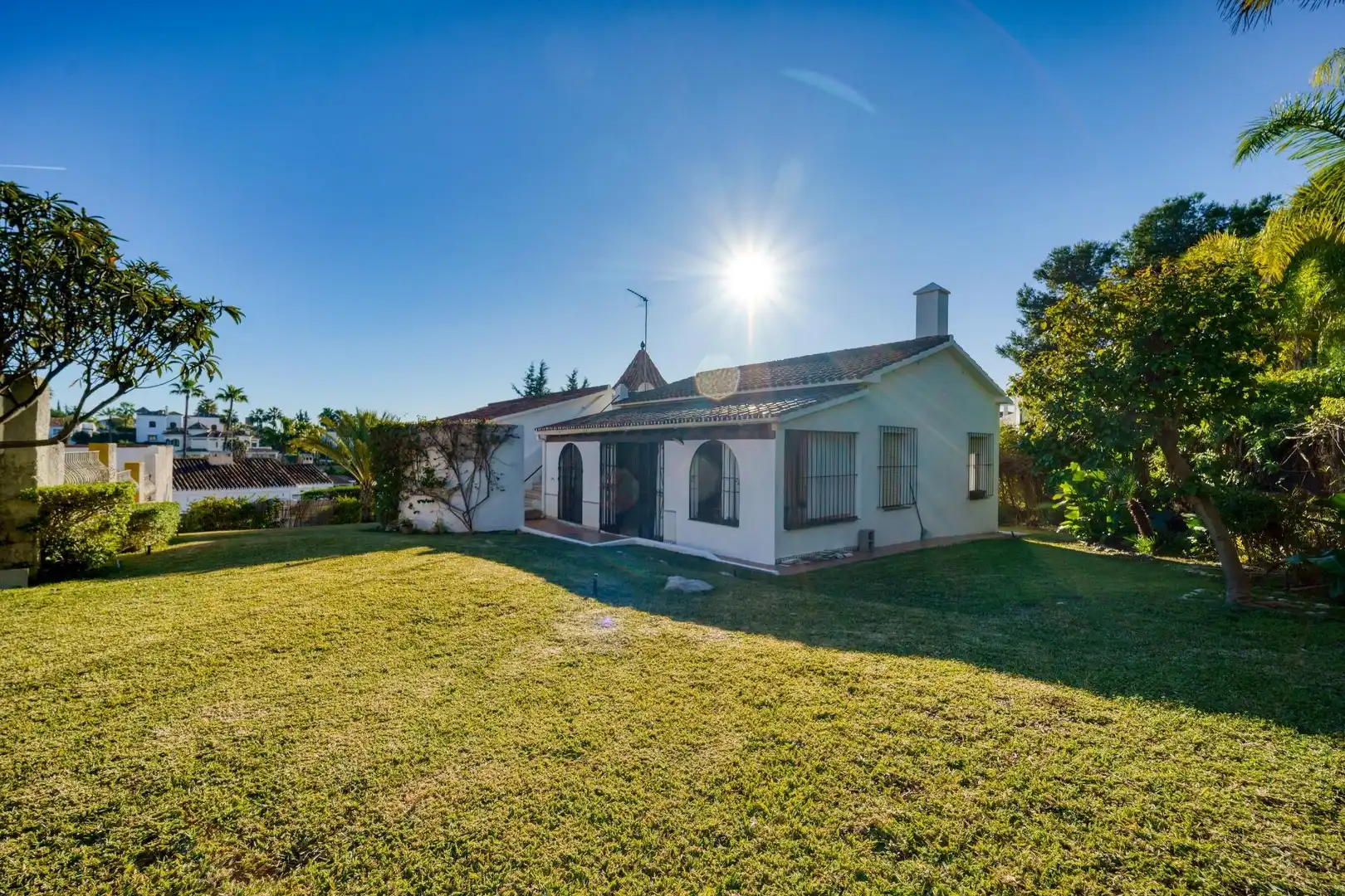 Vista exterior de Casa o xalet en venda en Marbella amb Aire condicionat, Calefacció i Alarma