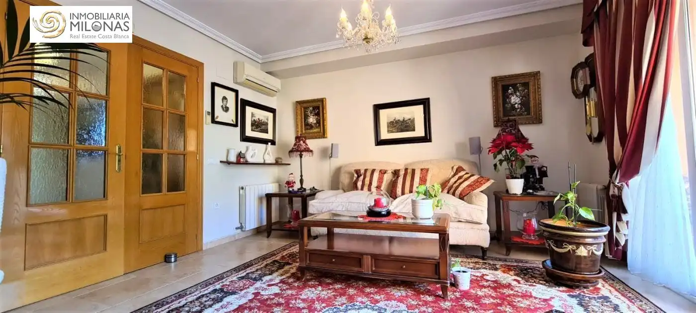 Sala d'estar de Casa o xalet en venda en L'Alfàs del Pi amb Aire condicionat, Calefacció i Jardí privat