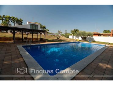 Detached house with pool for sale in Roda de Barà
