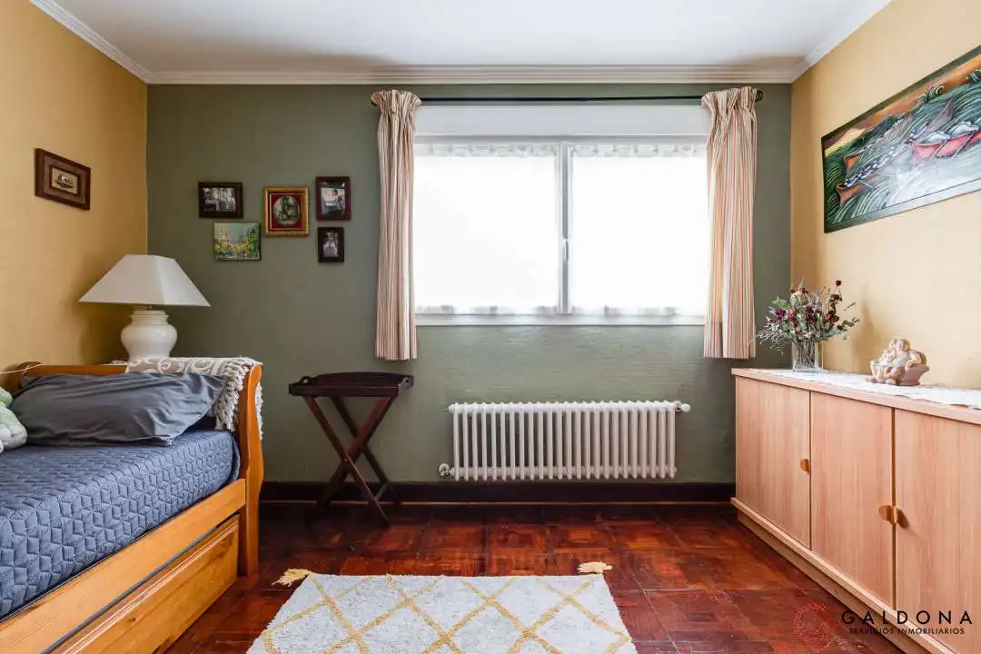 Dormitori de Casa adosada en venda en Donostia - San Sebastián  amb Aire condicionat, Calefacció i Jardí privat