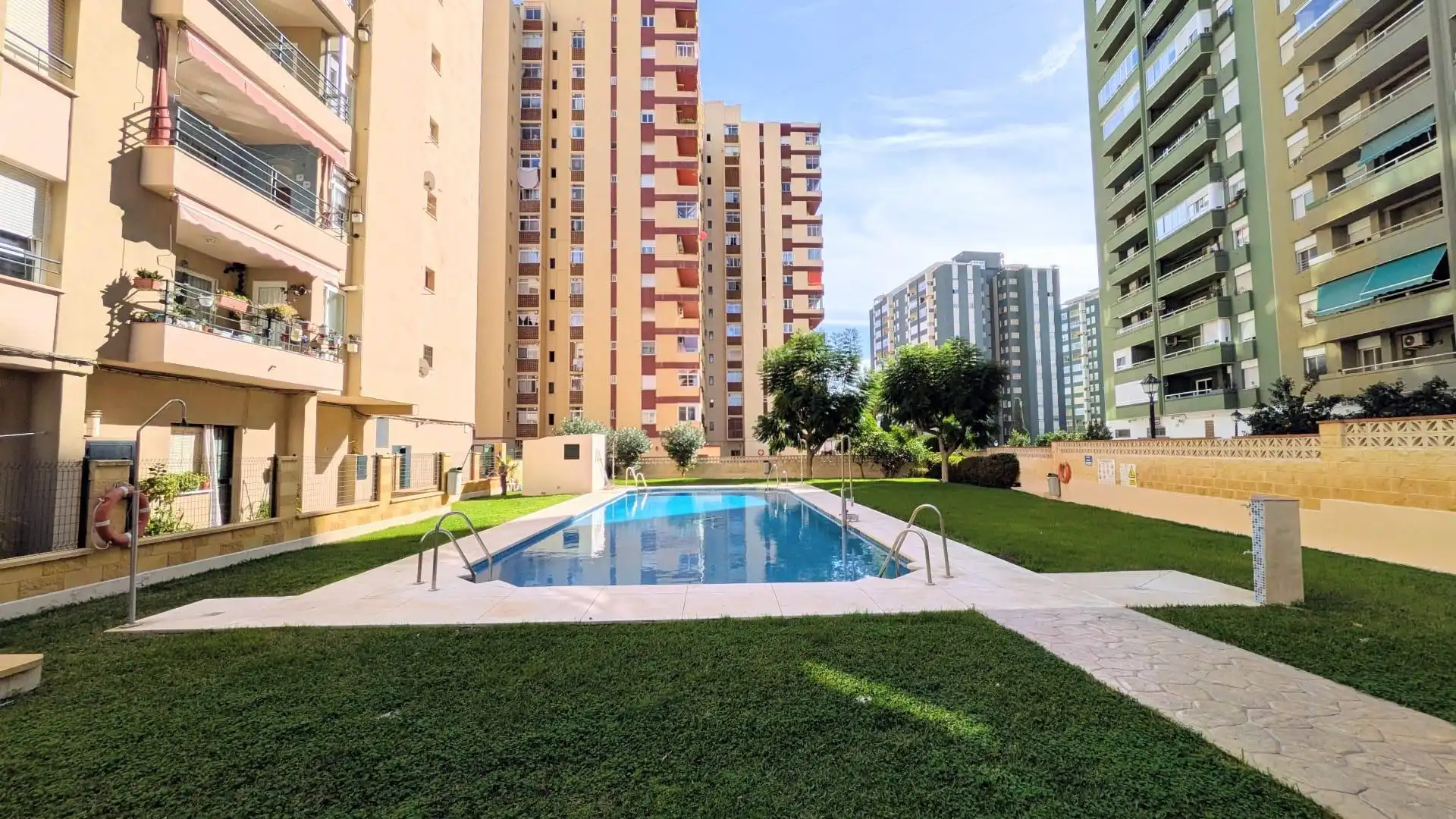 Apartamento con piscina en alquiler en Los Boliches, imagen 2