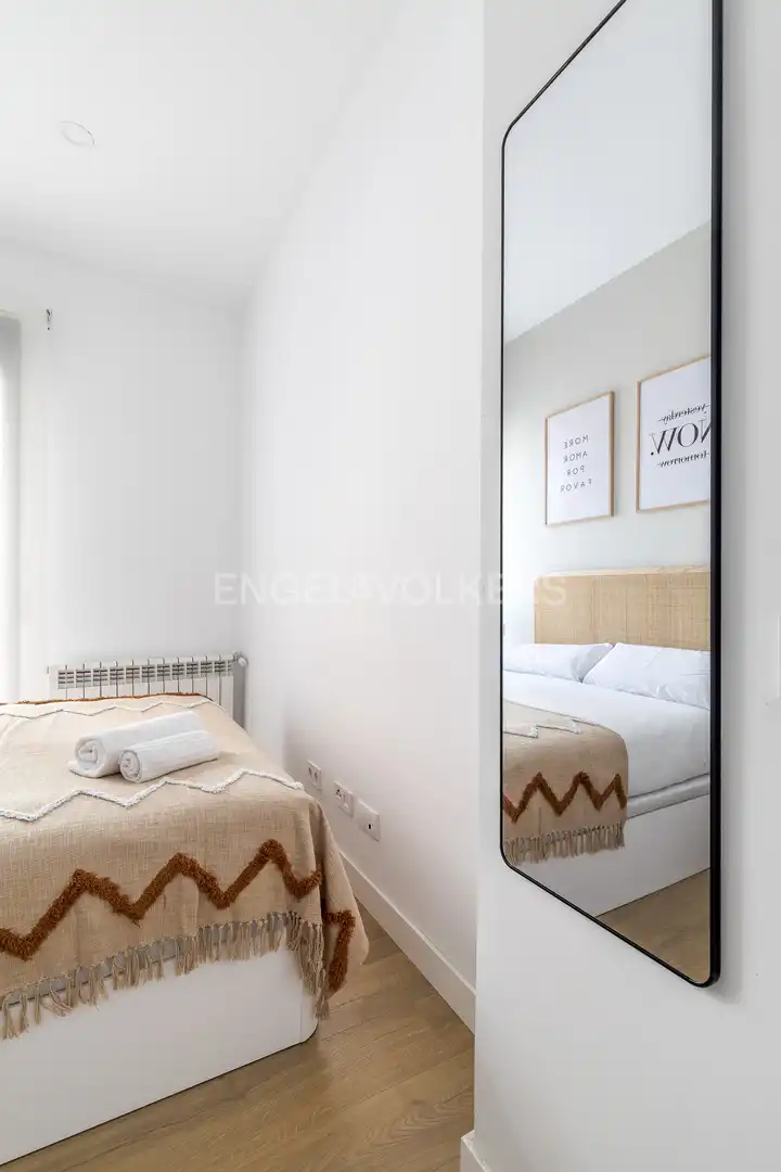 Dormitori de Apartament de lloguer en Madrid amb Aire condicionat, Calefacció i Moblat