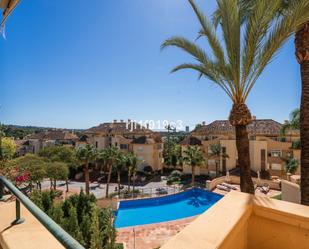 Vista exterior de Apartament en venda en Marbella amb Jardí privat, Terrassa i Piscina