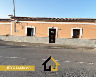 Vista exterior de Casa o xalet en venda en El Tanque amb Calefacció, Jardí privat i Parquet