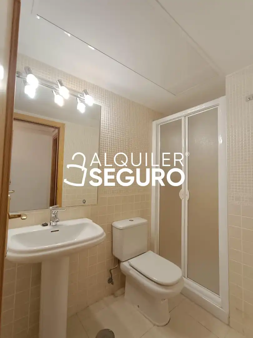 Bathroom of Flat for rent in Parla  with Air Conditioner, Heating and Terrace