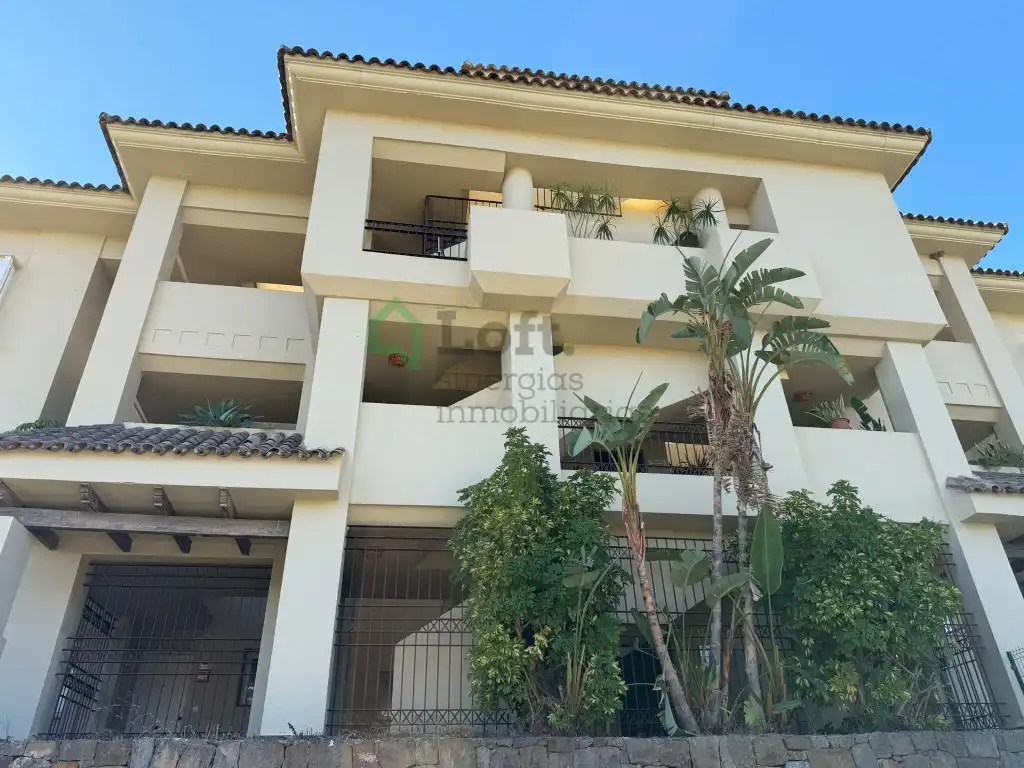 Vista exterior de Pis en venda en Estepona amb Aire condicionat, Terrassa i Piscina