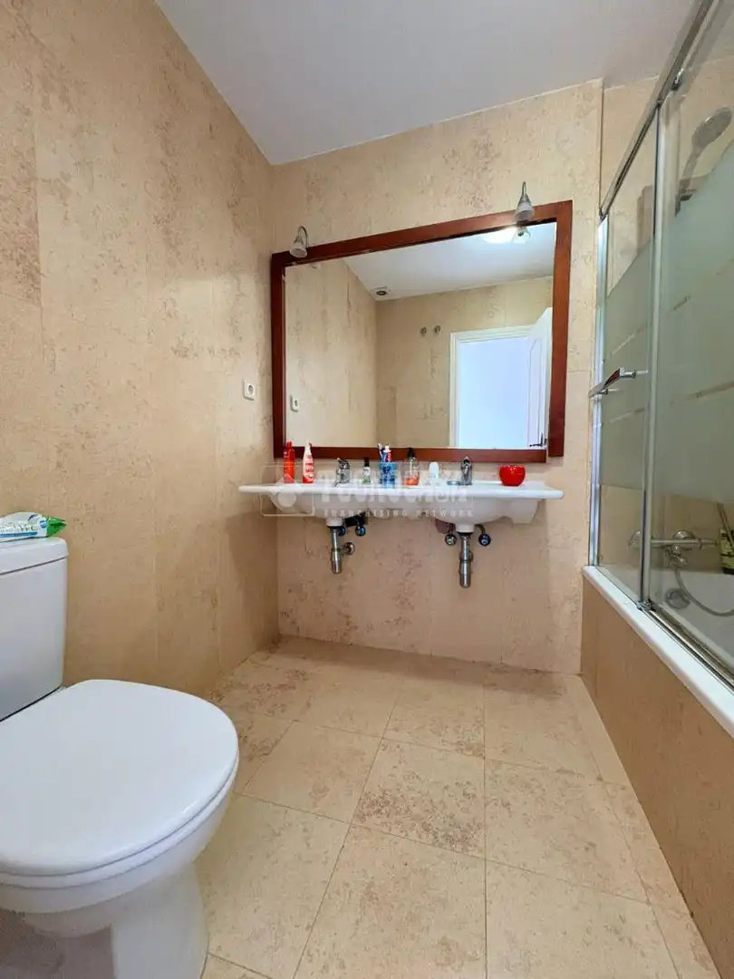Baño de Piso en venta en Manilva con Aire acondicionado, Terraza y Piscina comunitaria