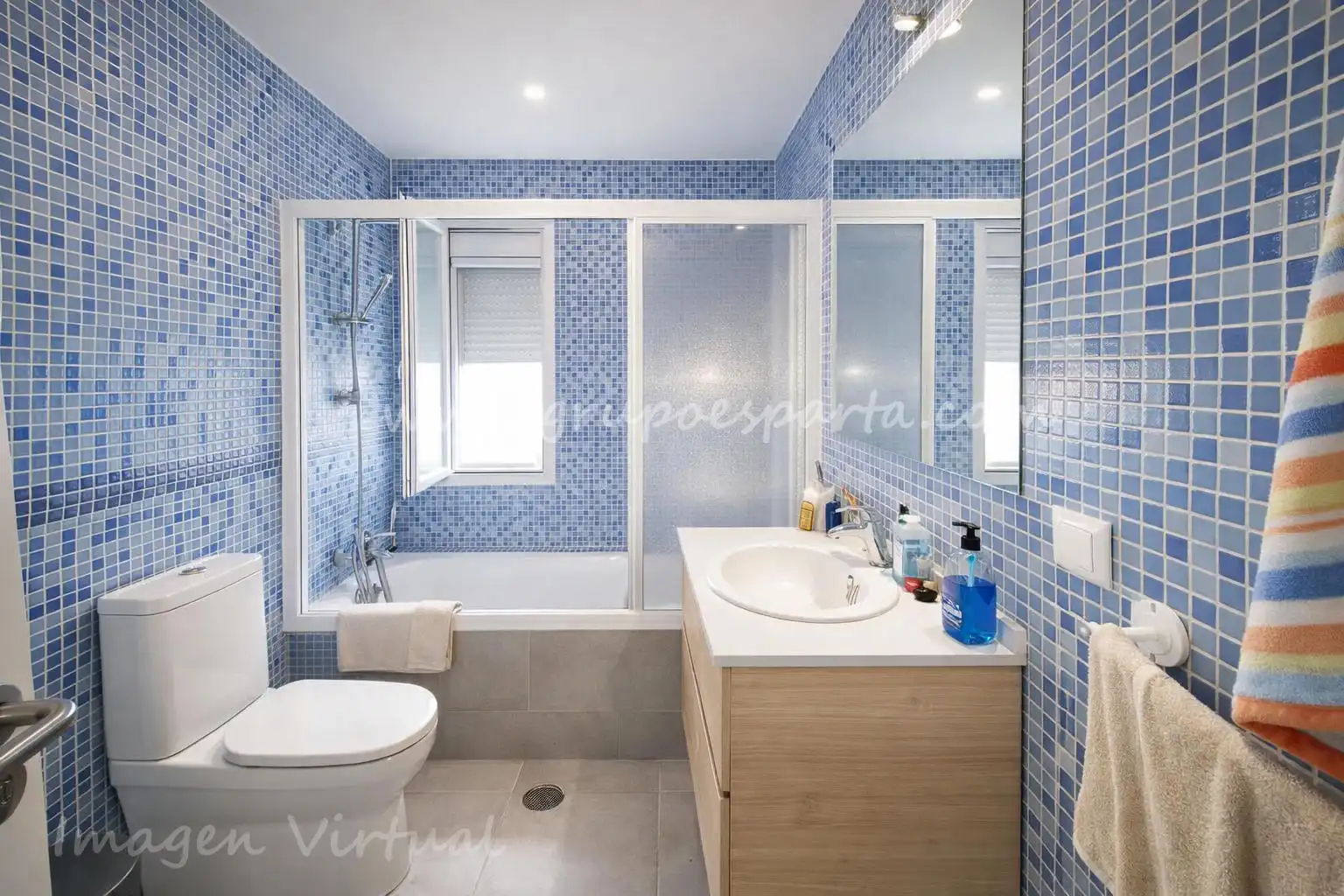 Baño de Casa adosada en venta en Albaida del Aljarafe con Aire acondicionado y Trastero