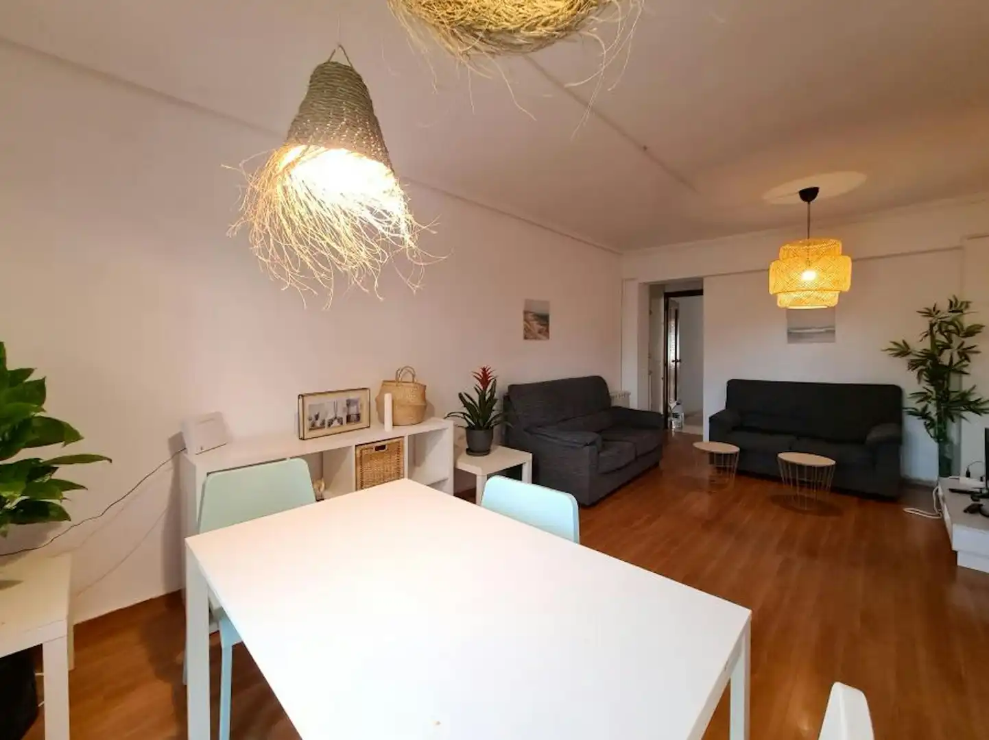 Sala d'estar de Pis de lloguer en  Valencia Capital amb Aire condicionat, Rentadora i TV