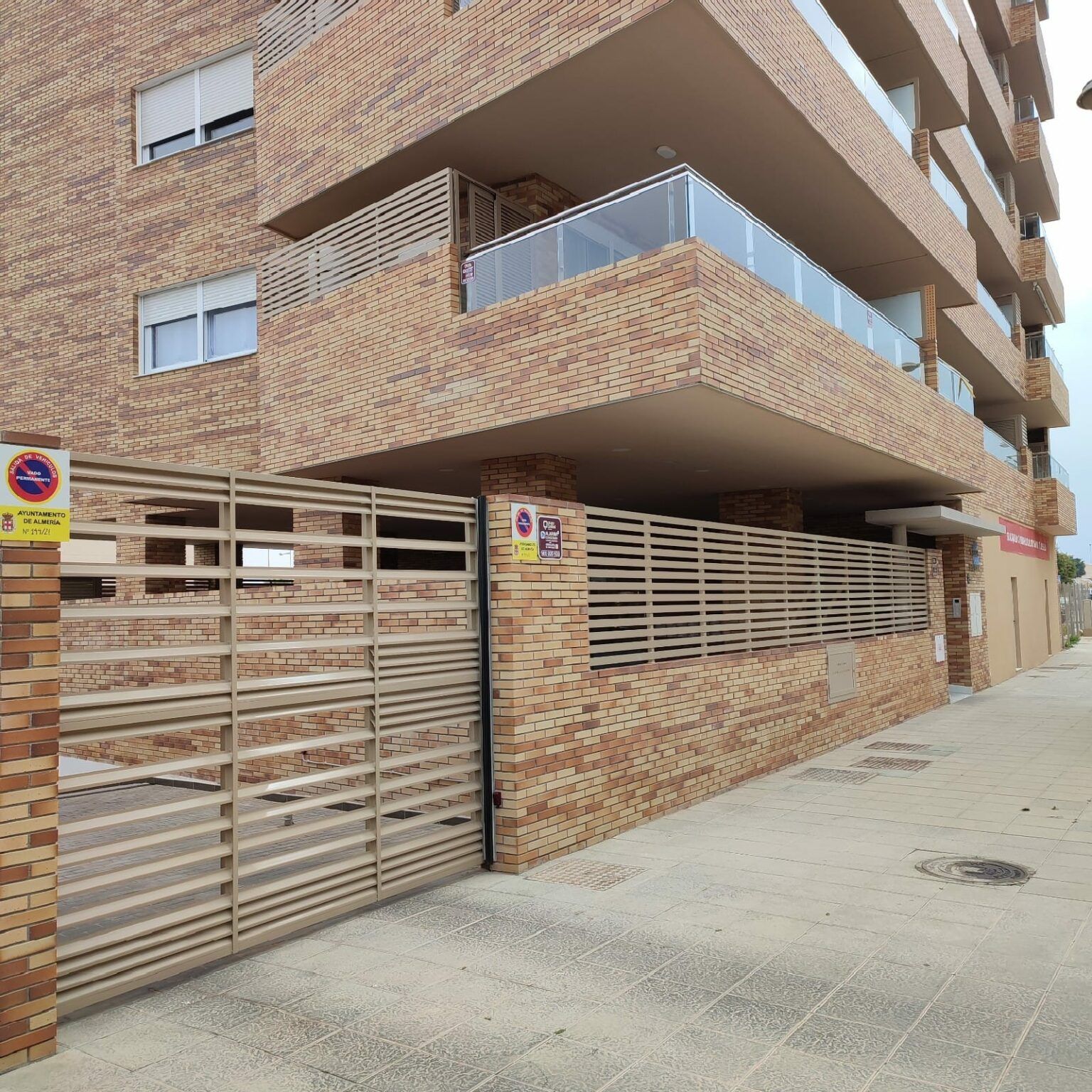 Vista exterior de Garatge en venda en  Almería Capital amb Alarma