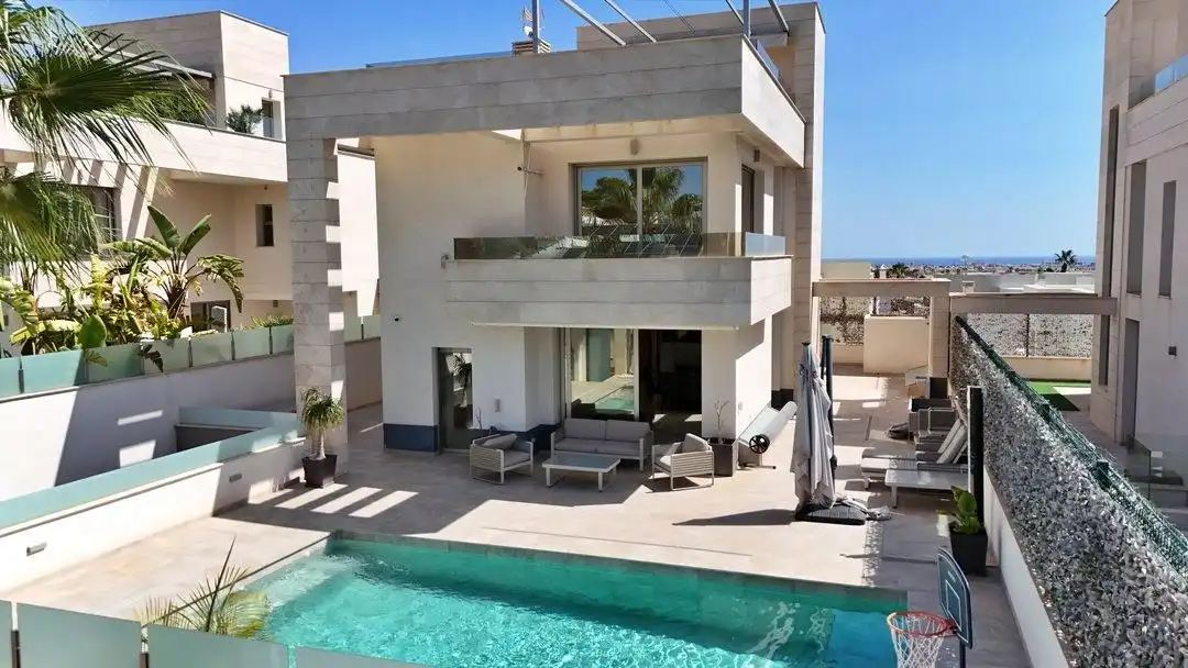 Piscina de Casa o xalet en venda en Orihuela amb Aire condicionat, Calefacció i Jardí privat