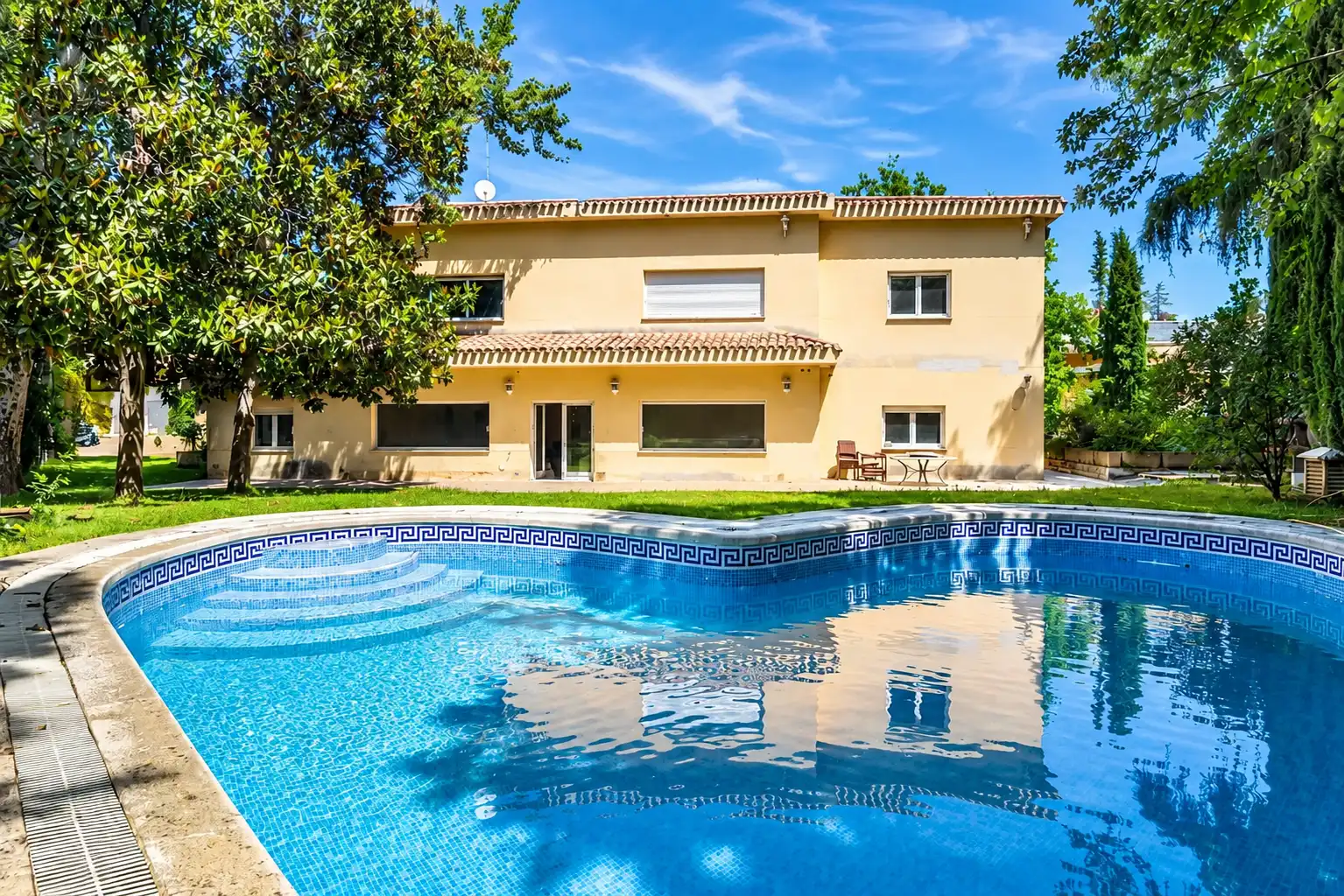 Piscina de Casa o chalet en venta en Madrid con Aire acondicionado, Calefacción y Jardín privado