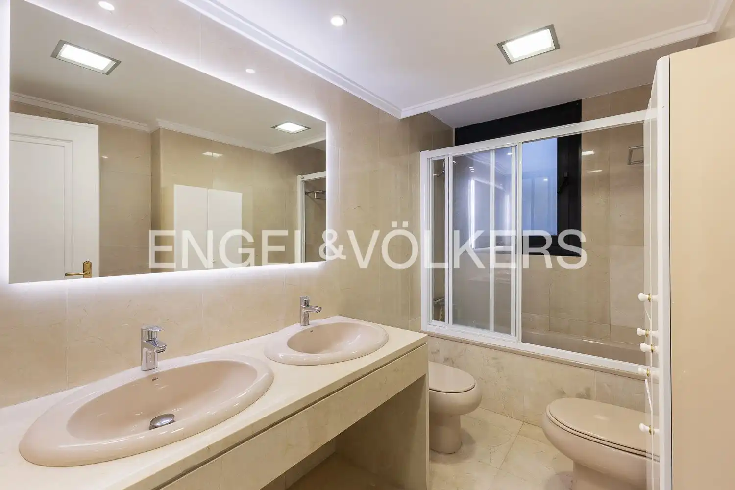 Bathroom of Flat for rent in Valencia  with Air Conditioner, Heating and Terrace