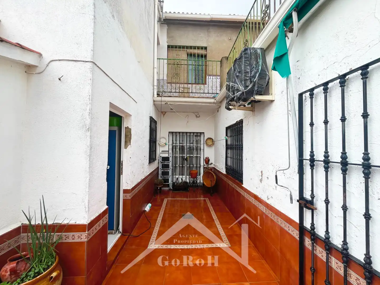 Vista exterior de Casa o xalet en venda en Almadén de la Plata amb Jardí privat, Terrassa i Traster