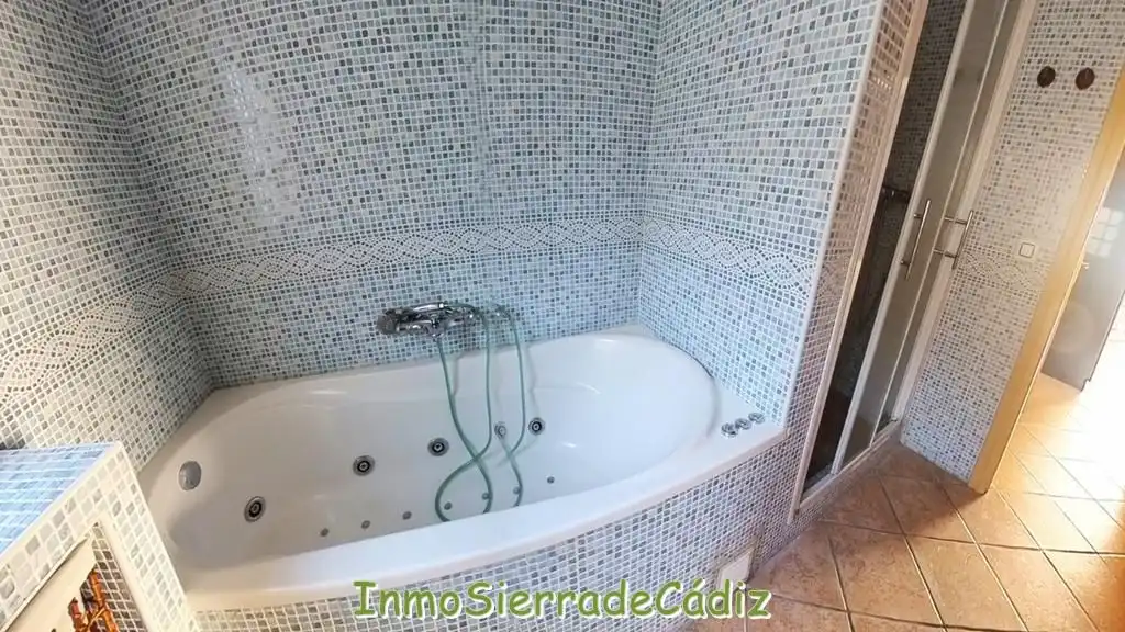 Bathroom of Flat for sale in Algodonales  with Air Conditioner, Heating and Terrace