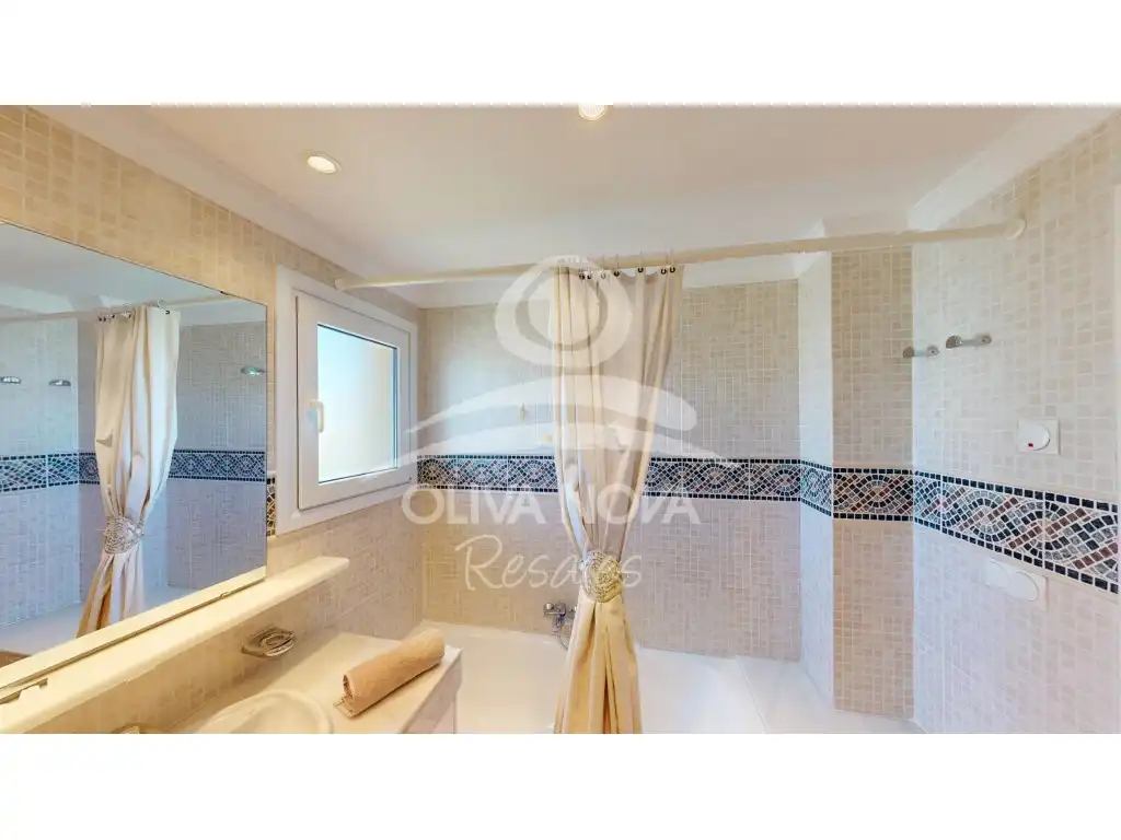 Baño de Casa o chalet en venta en Oliva con Terraza y Piscina
