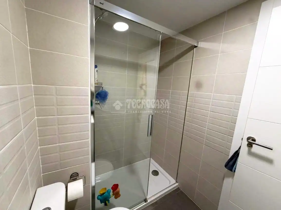 Bathroom of Flat for sale in Madrid  with Air Conditioner, Heating and Terrace