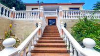 Vista exterior de Casa o xalet en venda en Sotogrande amb Aire condicionat, Terrassa i Piscina