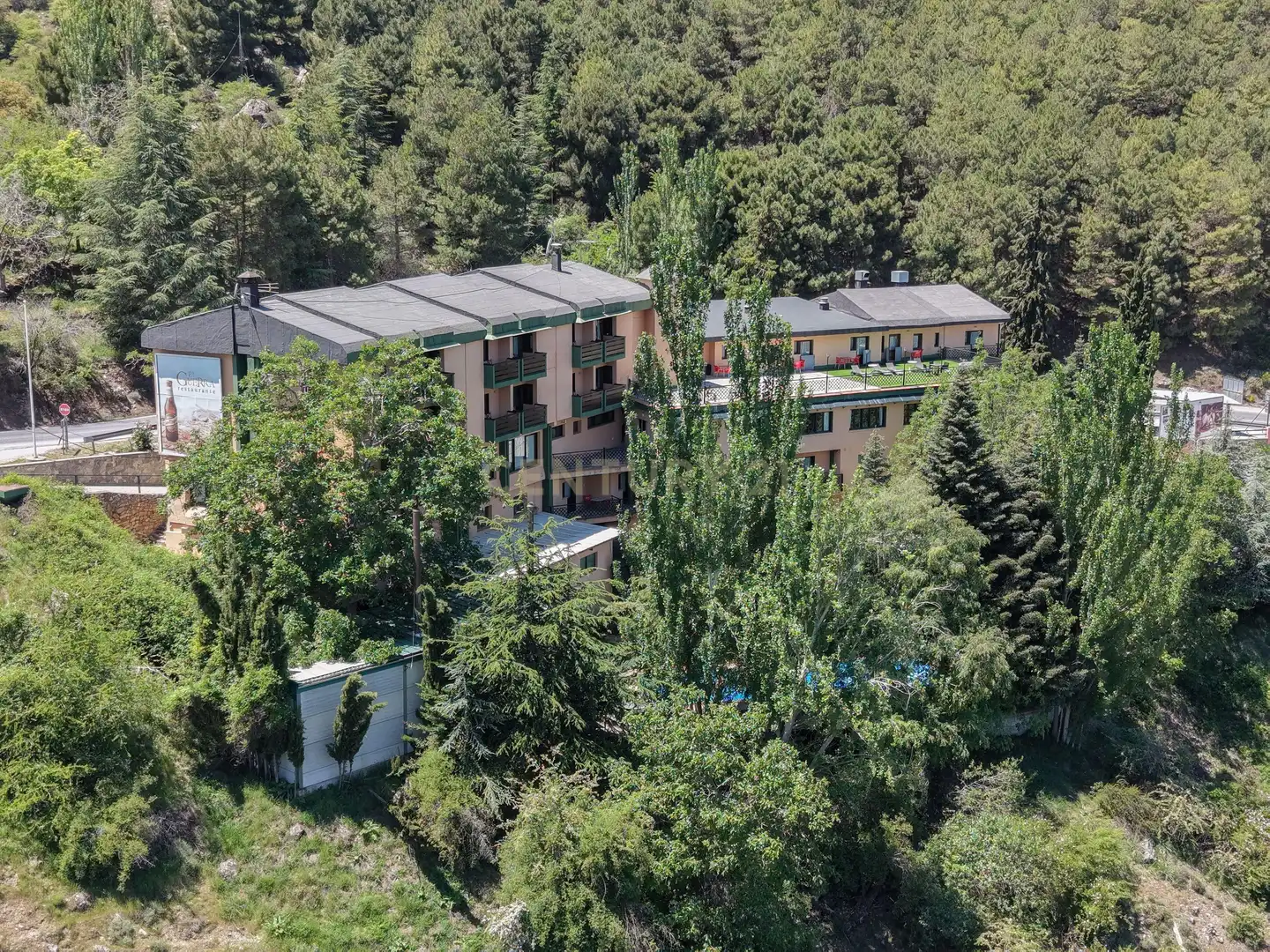 Außenansicht von Gebäude zum Verkauf in Sierra Nevada mit Gemeinschaftspool