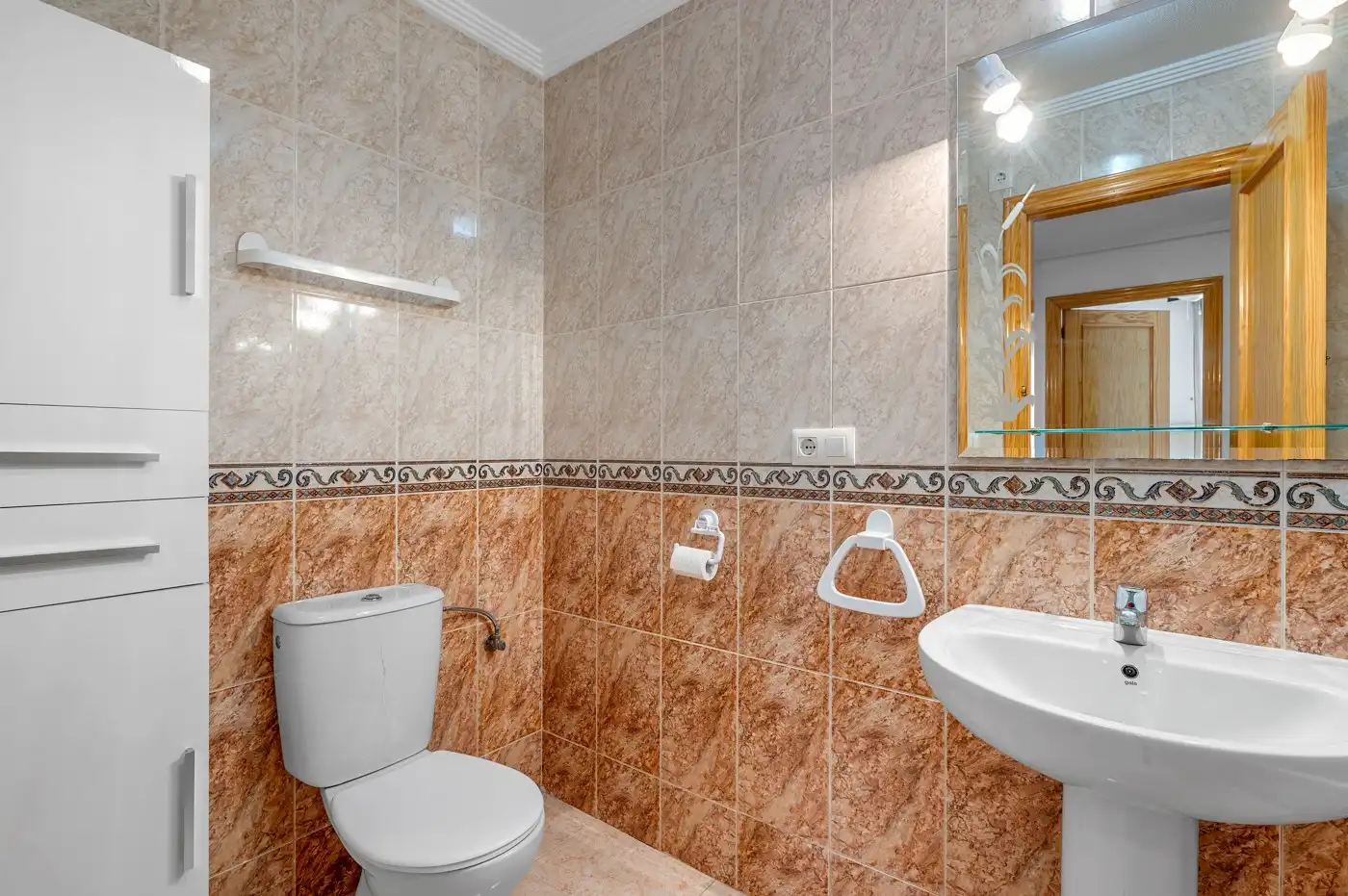 Baño de Apartamento en venta en Torrevieja con Aire acondicionado, Amueblado y Horno