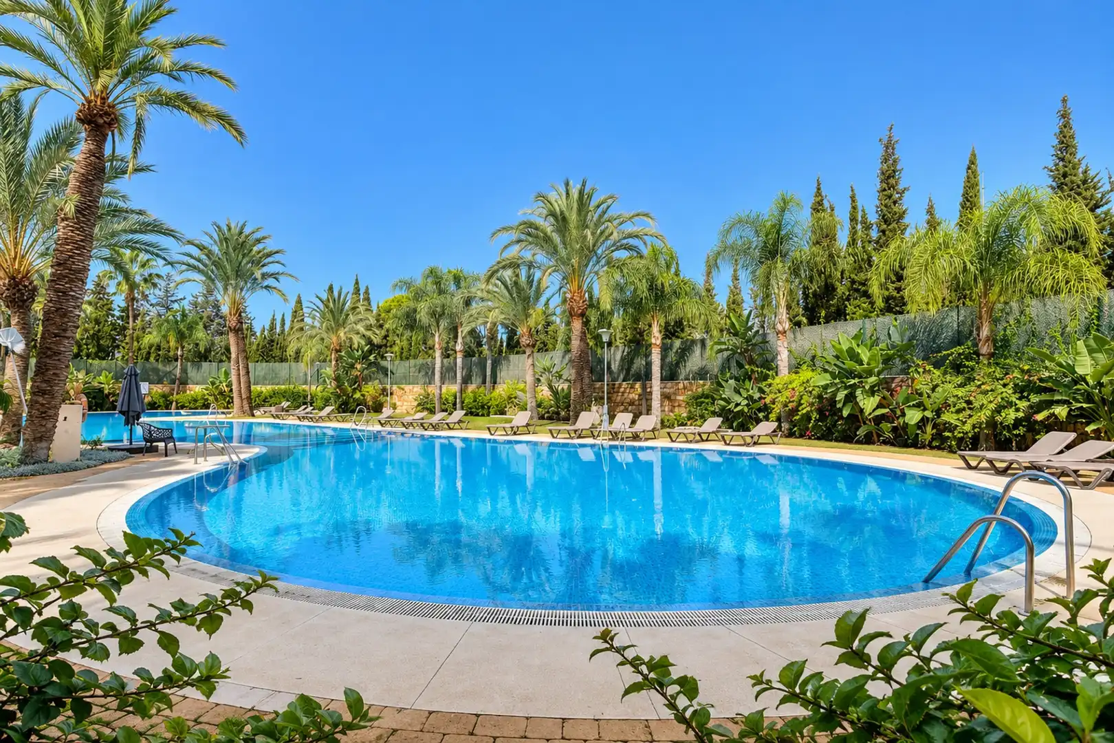 Schwimmbecken von Wohnungen zum Verkauf in Marbella mit Klimaanlage, Terrasse und Schwimmbad