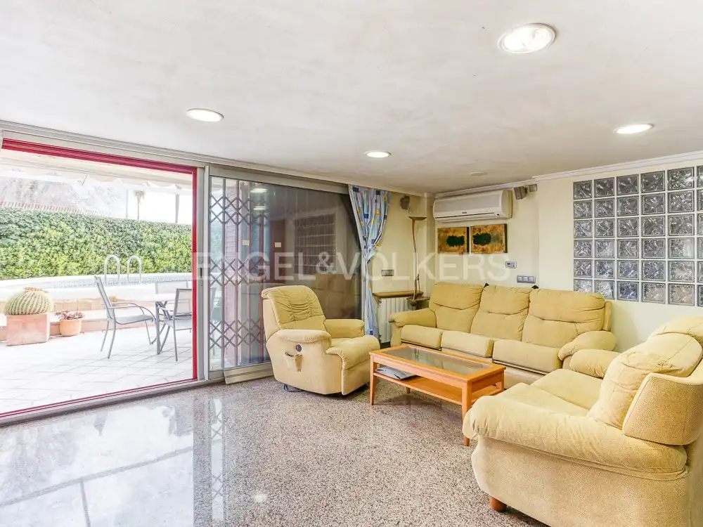 Vista exterior de Casa o xalet en venda en Oliva amb Aire condicionat, Calefacció i Terrassa