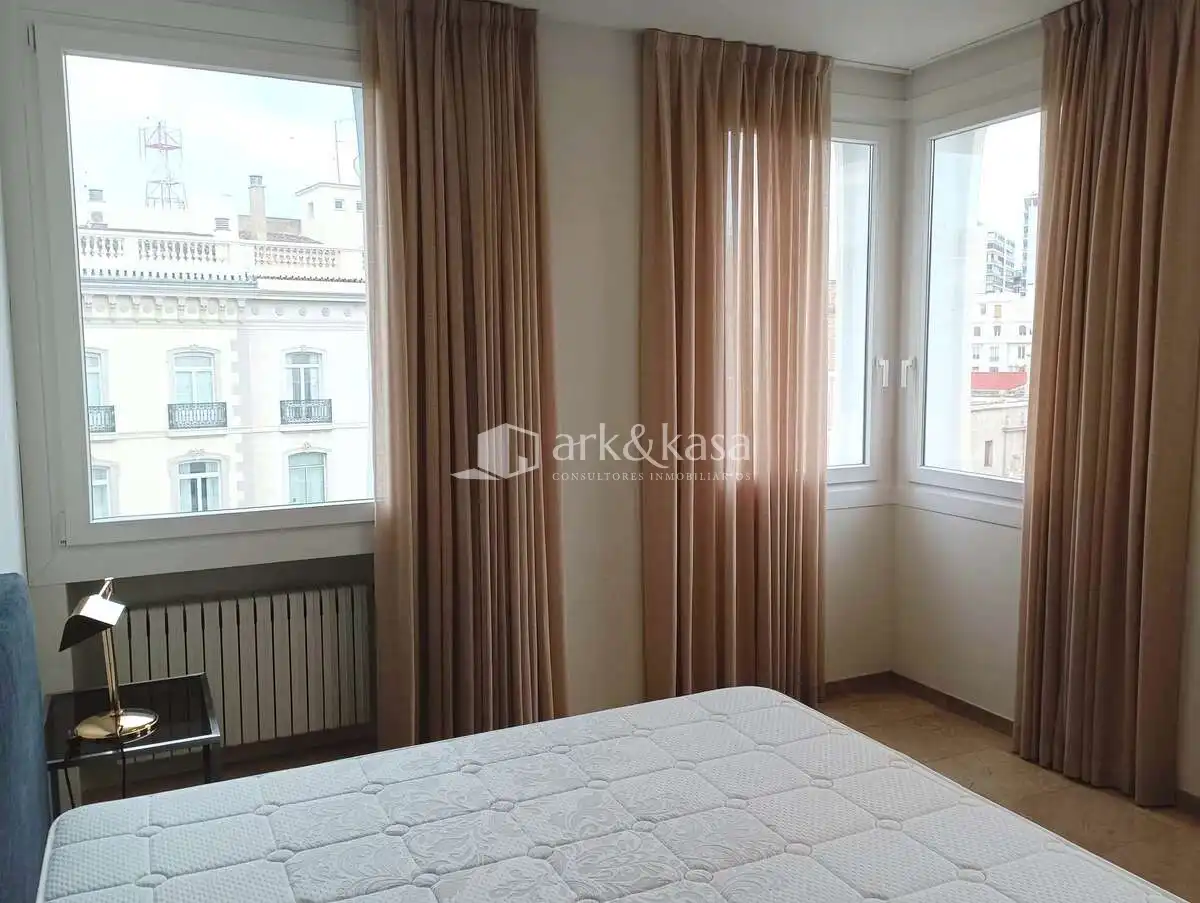 Schlafzimmer von Wohnung zur Miete in Valencia mit Klimaanlage, Heizung und Möbliert