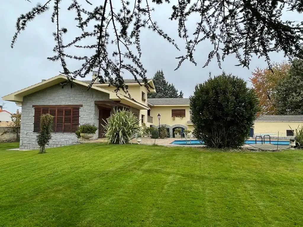 Vista exterior de Casa o xalet en venda en Castañares de Rioja amb Calefacció, Jardí privat i Parquet