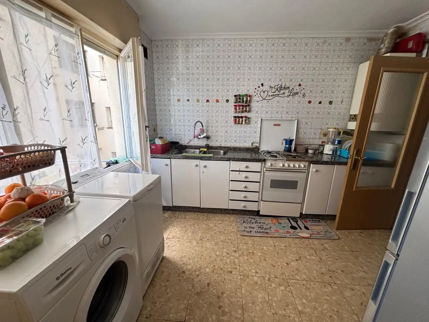 Cuina de Pis en venda en Oviedo  amb Calefacció, Parquet i Moblat