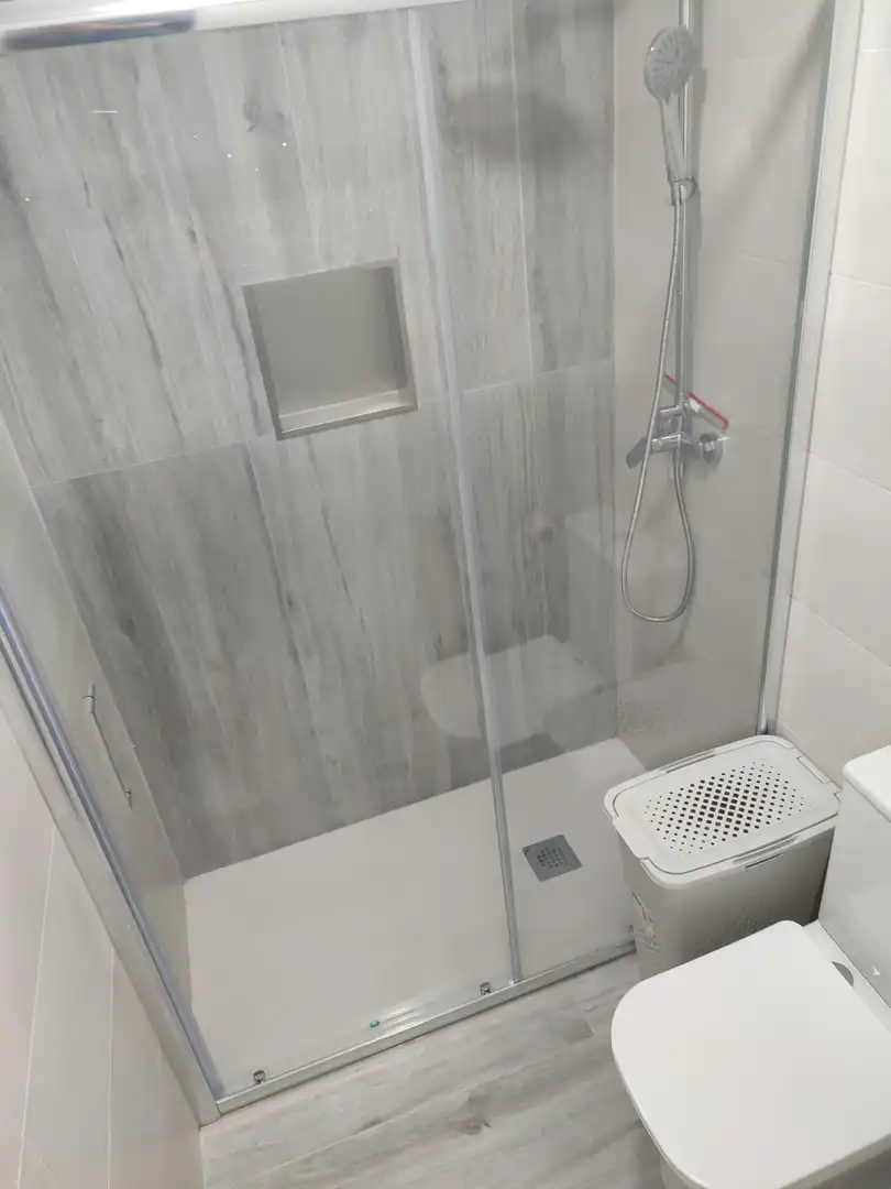 Bany de Pis de lloguer en Granada amb Aire condicionat, Calefacció i Moblat