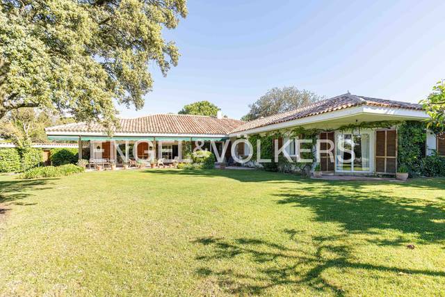 Casa-chalet en Venta en Urbanización Este - Montepríncipe