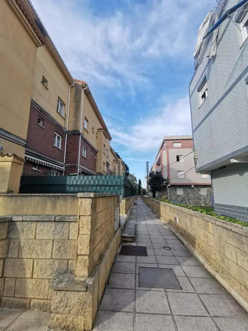 Vista exterior de Ático en venta en Castro-Urdiales con Calefacción, Terraza y Trastero
