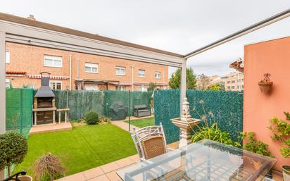 Jardí de Casa adosada en venda en Zizur Mayor / Zizur Nagusia amb Calefacció, Parquet i Terrassa