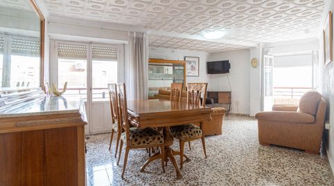 Amplio y céntrico piso de 4 habitaciones, 2 baños completos y varios balcones