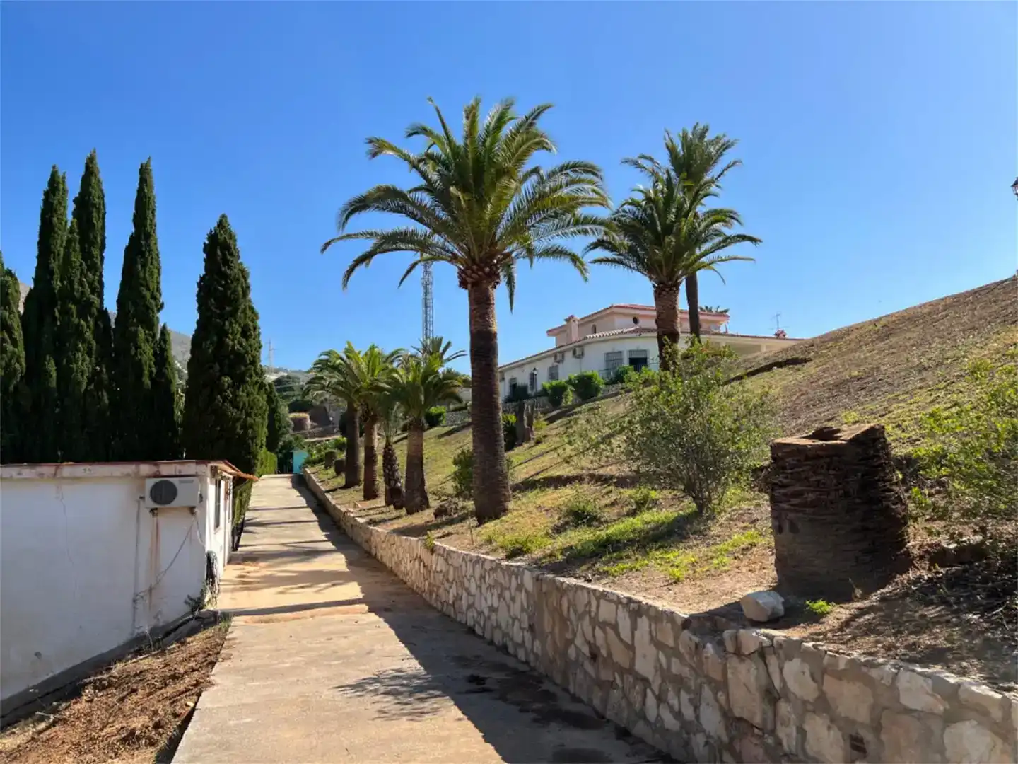 Vista exterior de Casa o xalet en venda en Benalmádena amb Aire condicionat i Piscina