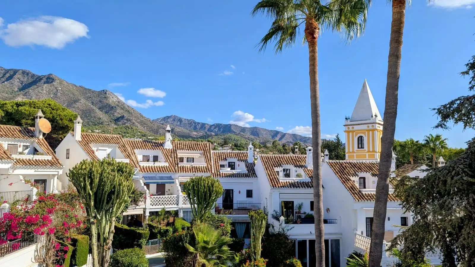 Vista exterior de Casa adosada en venta en Marbella con Aire acondicionado y Piscina comunitaria
