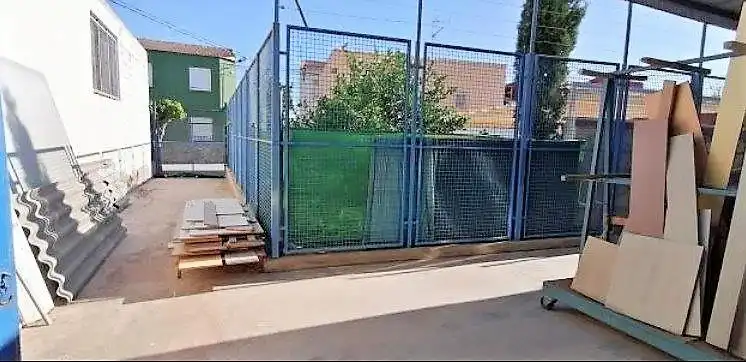 Parkplatz von Fabrikhallen zum Verkauf in Orihuela