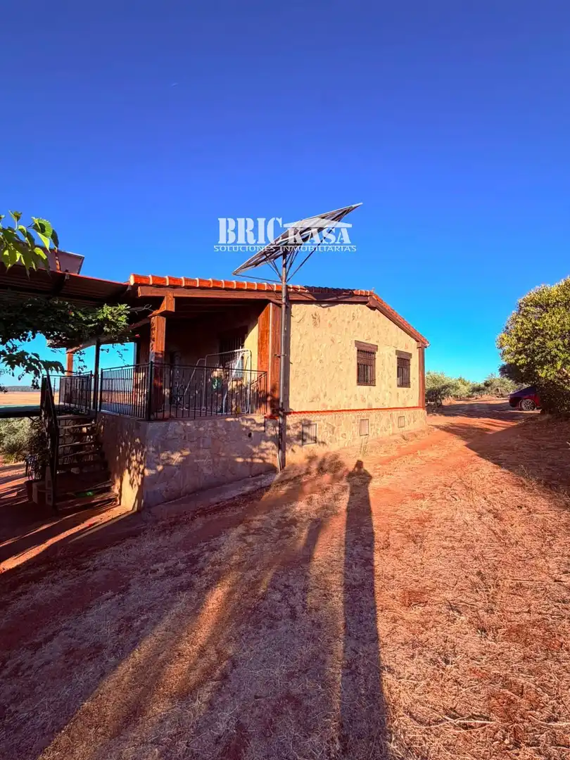 Vista exterior de Casa o chalet en venta en Cáceres con Trastero, Piscina y Amueblado