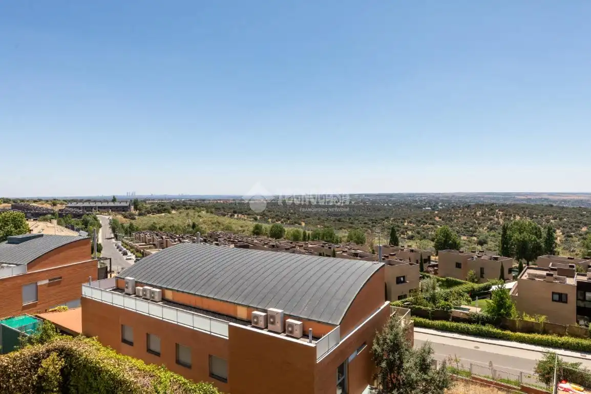 Außenansicht von Einfamilien-Reihenhaus zum Verkauf in Torrelodones mit Klimaanlage, Heizung und Terrasse
