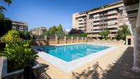 Schwimmbecken von Wohnungen zum verkauf in  Granada Capital mit Klimaanlage, Heizung und Privatgarten