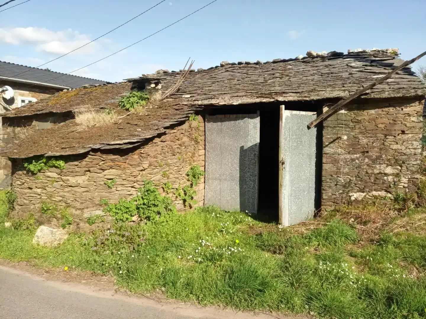 Vista exterior de Pis en venda en Monfero amb Jardí privat, Traster i Forn