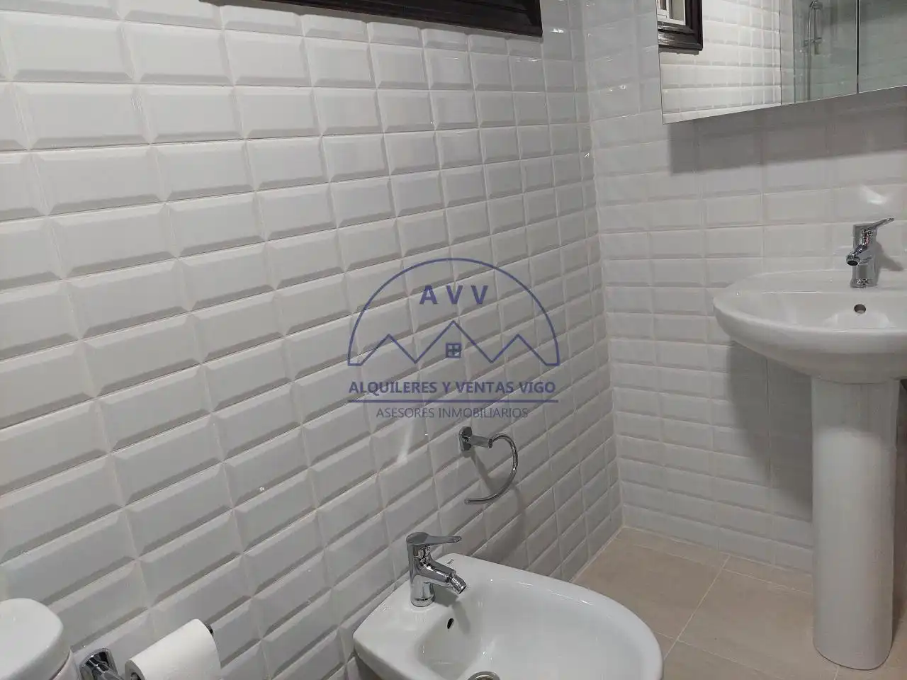 Baño de Piso de alquiler en Vigo  con Calefacción, Parquet y Terraza