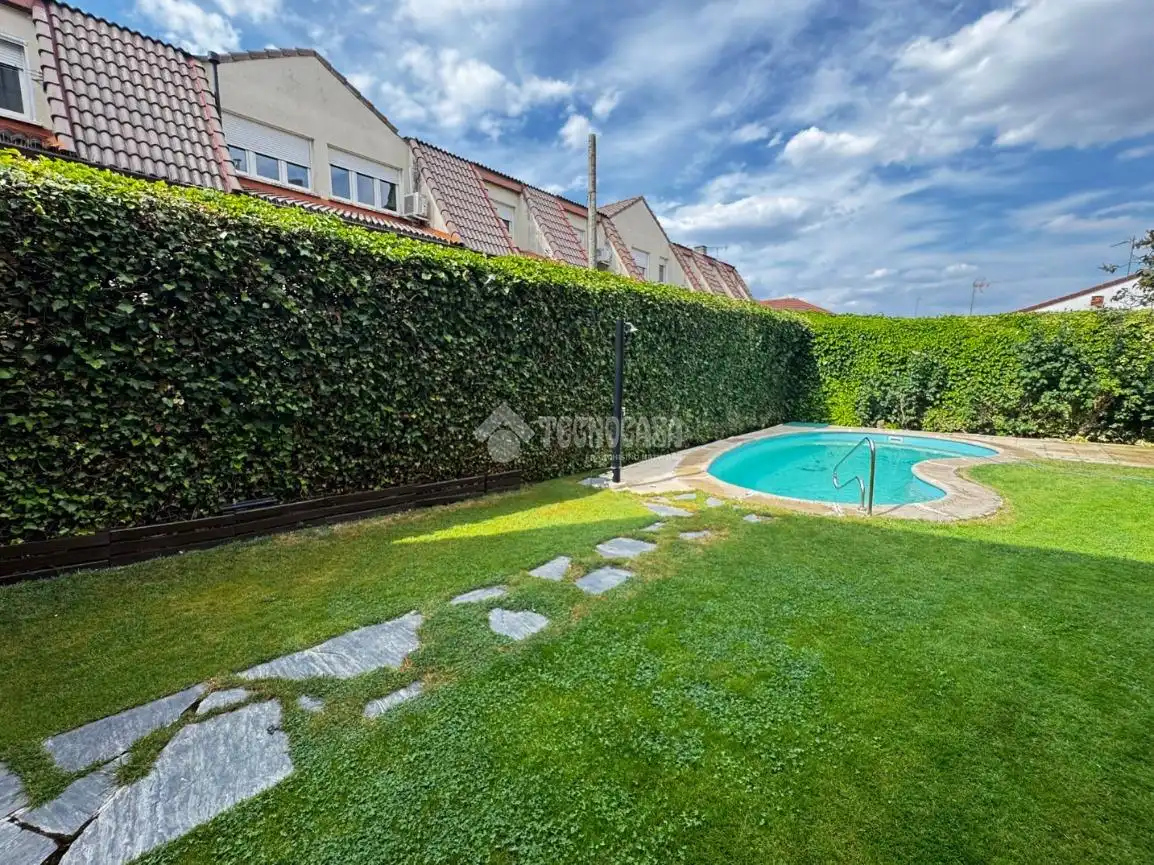 Piscina de Casa adosada en venta en Pedrezuela con Aire acondicionado, Calefacción y Jardín privado