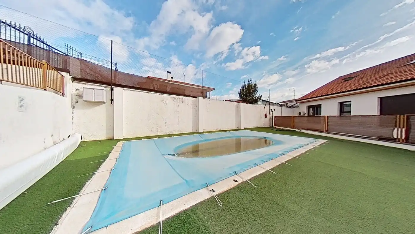 Piscina de Dúplex en venda en Corpa amb Aire condicionat, Calefacció i Jardí privat