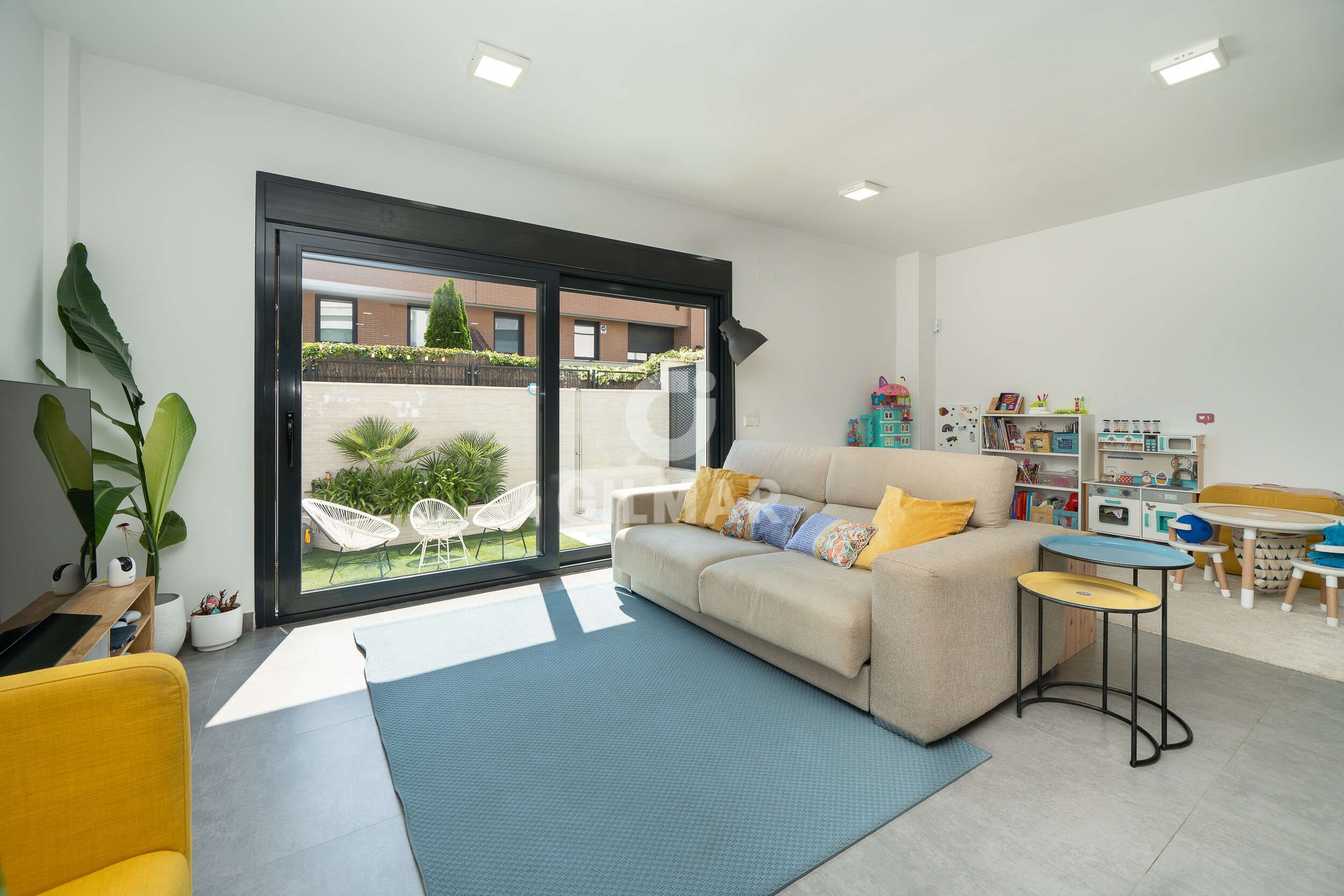 Living room of Single-family semi-detached for sale in  Madrid Capital  with Swimming Pool