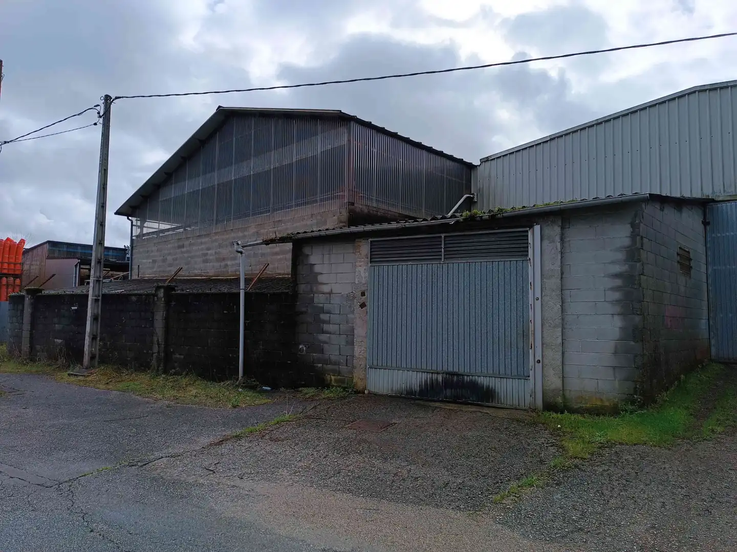 Außenansicht von Fabrikhallen zum Verkauf in Guitiriz
