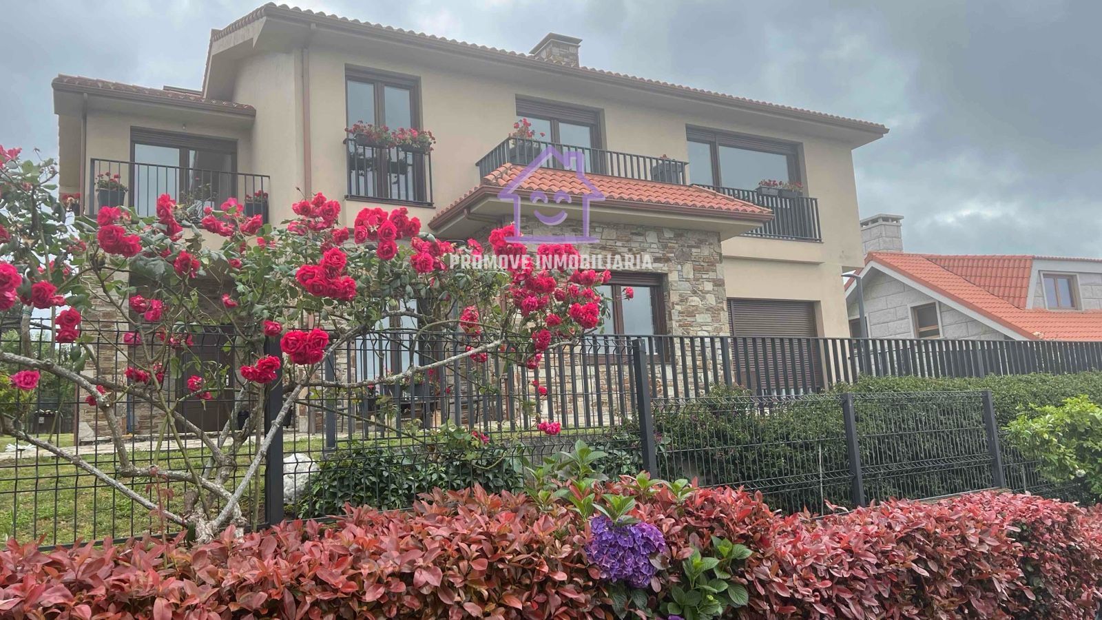 Vista exterior de Casa o xalet de lloguer en A Coruña Capital  amb Terrassa i Traster