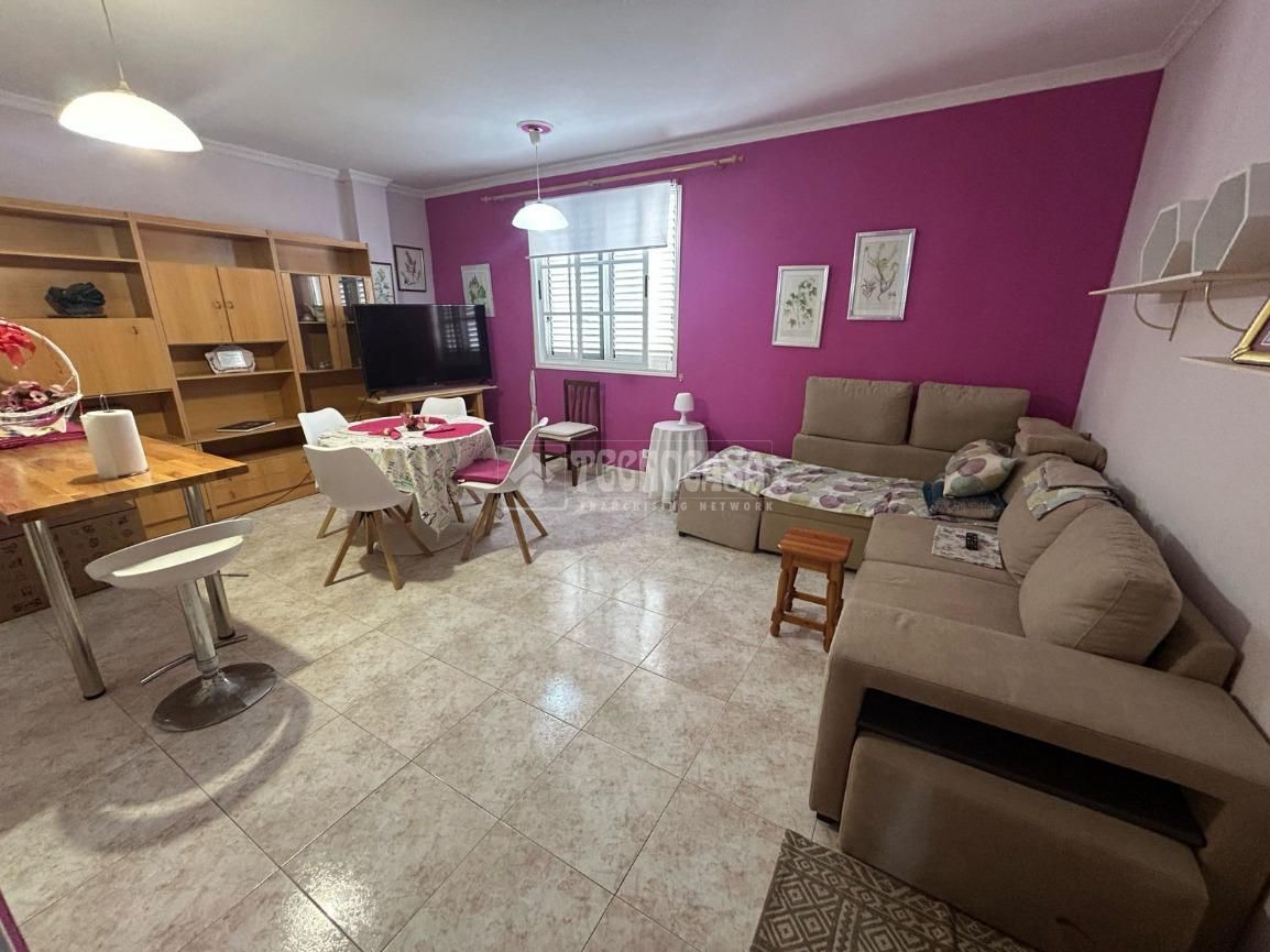 Sala d'estar de Pis en venda en Las Palmas de Gran Canaria amb Aire condicionat, Terrassa i Moblat